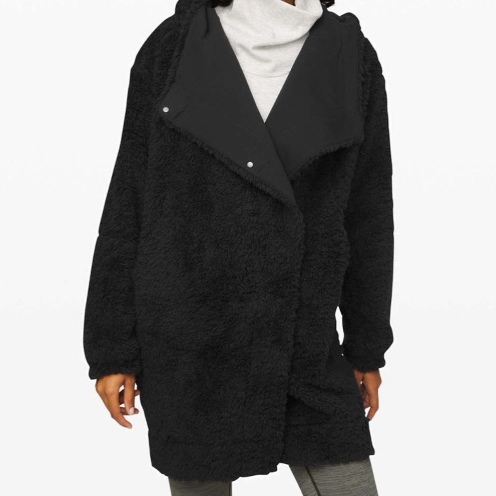 Lululemon Women’s Warmth Restore Sherpa Wrap. Black. EUC.